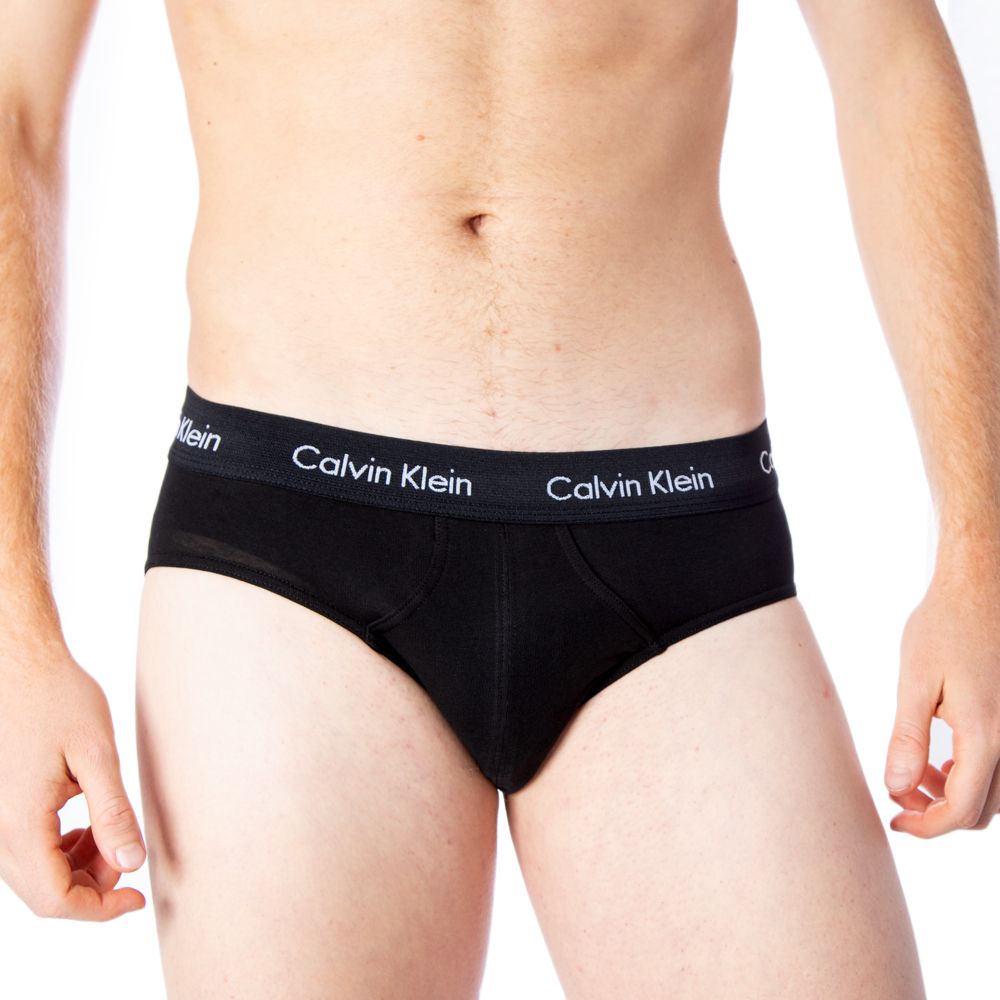 Underwear by Calvin Klein Underwear for men in cotton blue features a understated fit and understated silhouette that elegantly showcases the premium design elements of the Men's Cotton.