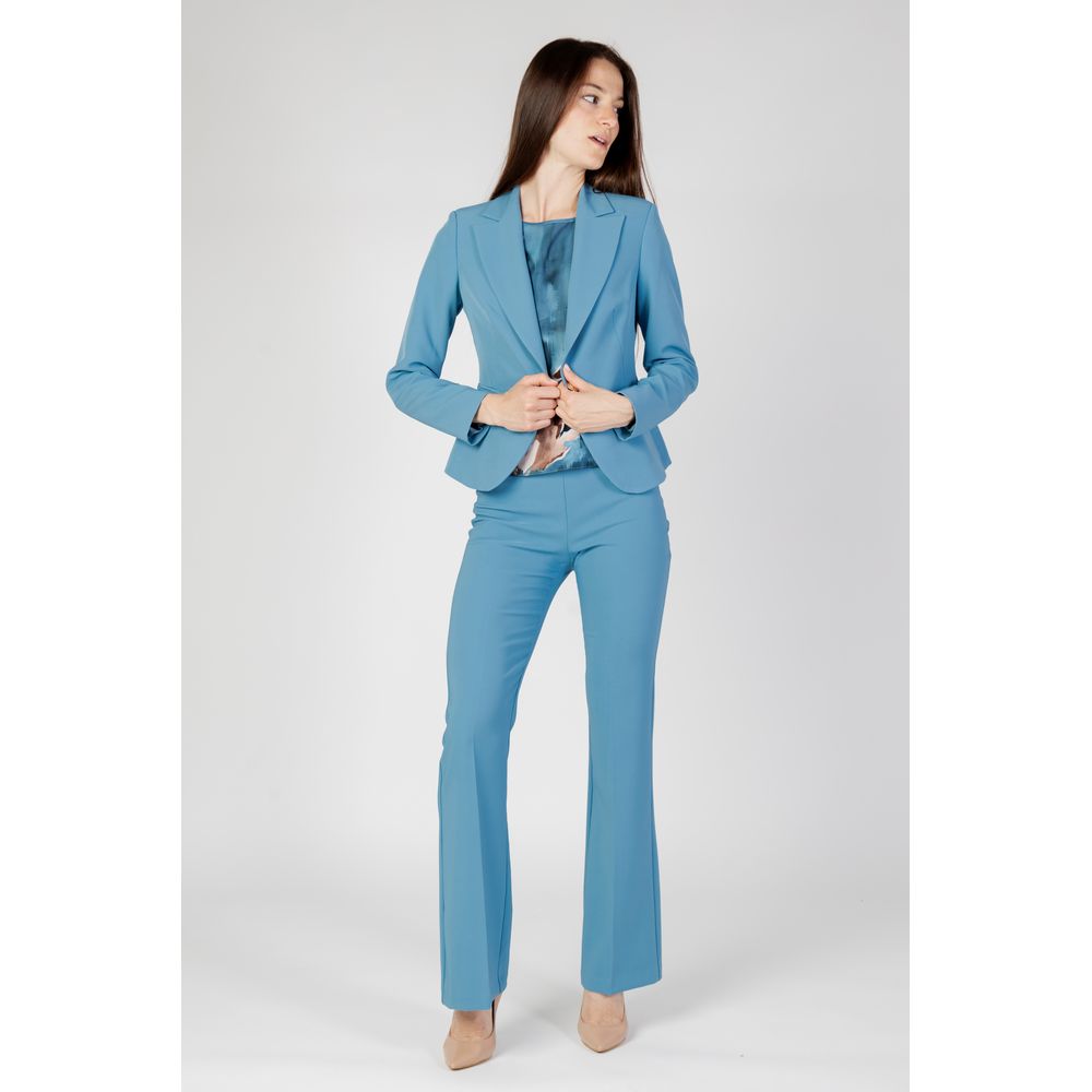 This Suit by Rinascimento for women in polyester & brass turquoise presents a sharp silhouette, meticulously tailored with a refined v-neck lapel notch-lapel neckline and a sharp for a sophisticated aesthetic.