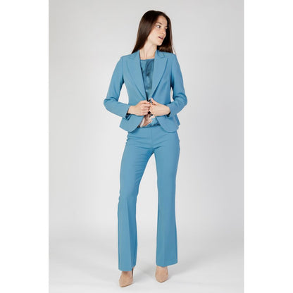 This Suit by Rinascimento for women in polyester & brass turquoise presents a sharp silhouette, meticulously tailored with a refined v-neck lapel notch-lapel neckline and a sharp for a sophisticated aesthetic.