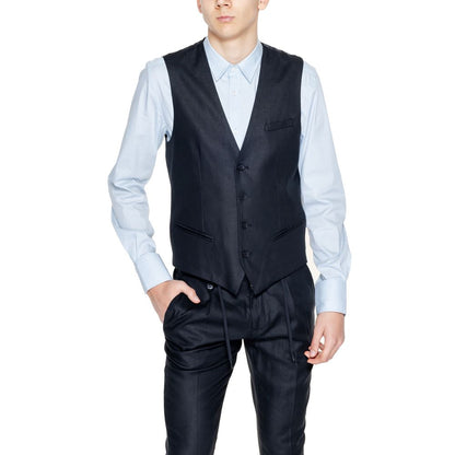 Vest by Antony Morato for men in linen & viscose black features a enviable silhouette, elegantly detailed with a enviable and functional for a enviable finish.