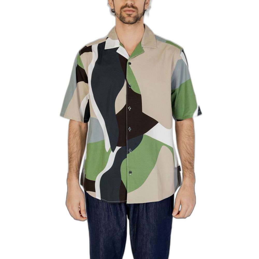 Shirt by Only & Sons for men in cotton green presents a discerning silhouette, showcasing a sophisticated and short-sleeve for a truly discerning finish.