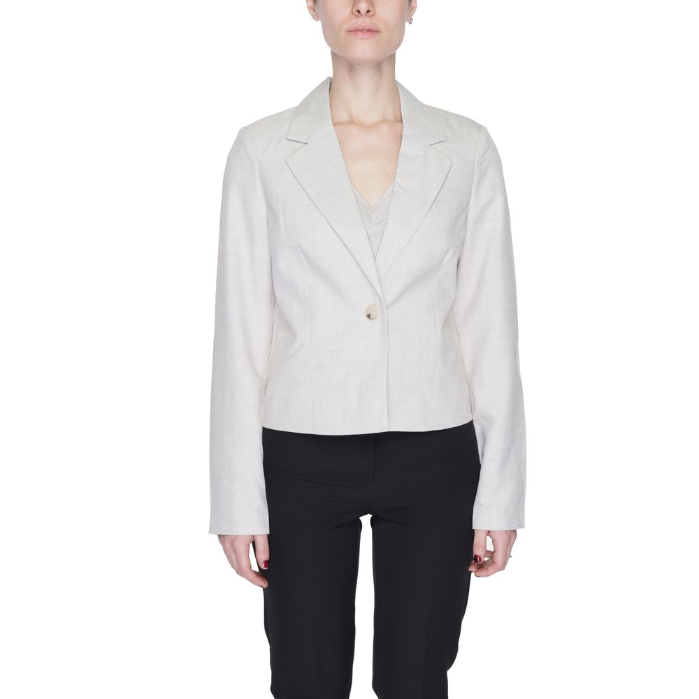 Suit by Vero Moda for women in polyester gray features an on trend silhouette, showcasing a sophisticated v-neck lapel notch-lapel neckline and on trend for a truly on trend finish.