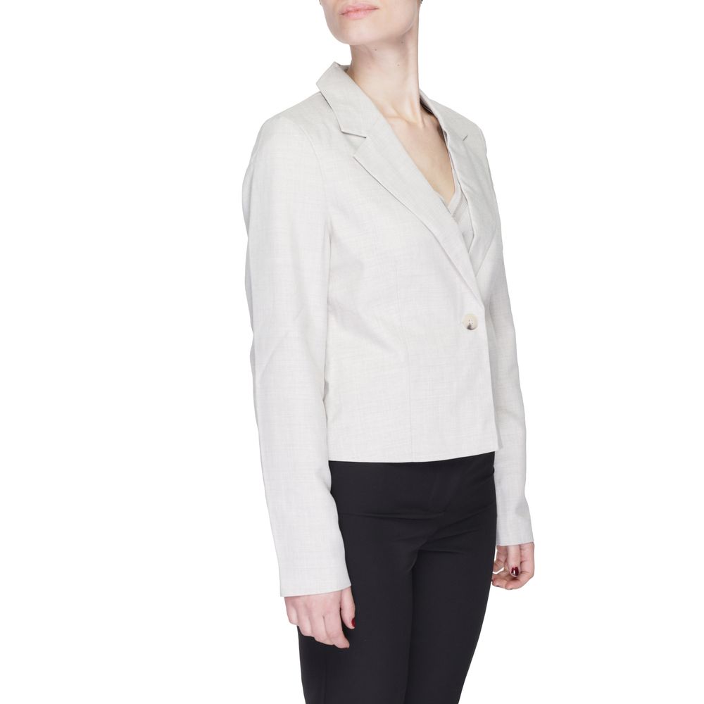 Suit by Vero Moda for women in polyester gray presents a luxurious silhouette, showcasing a sophisticated and luxurious for a refined, high-fashion look.