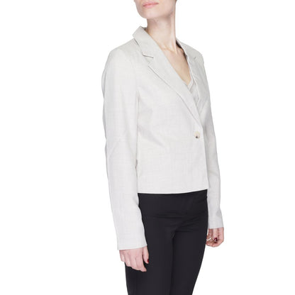 Suit by Vero Moda for women in polyester gray presents a luxurious silhouette, showcasing a sophisticated and luxurious for a refined, high-fashion look.
