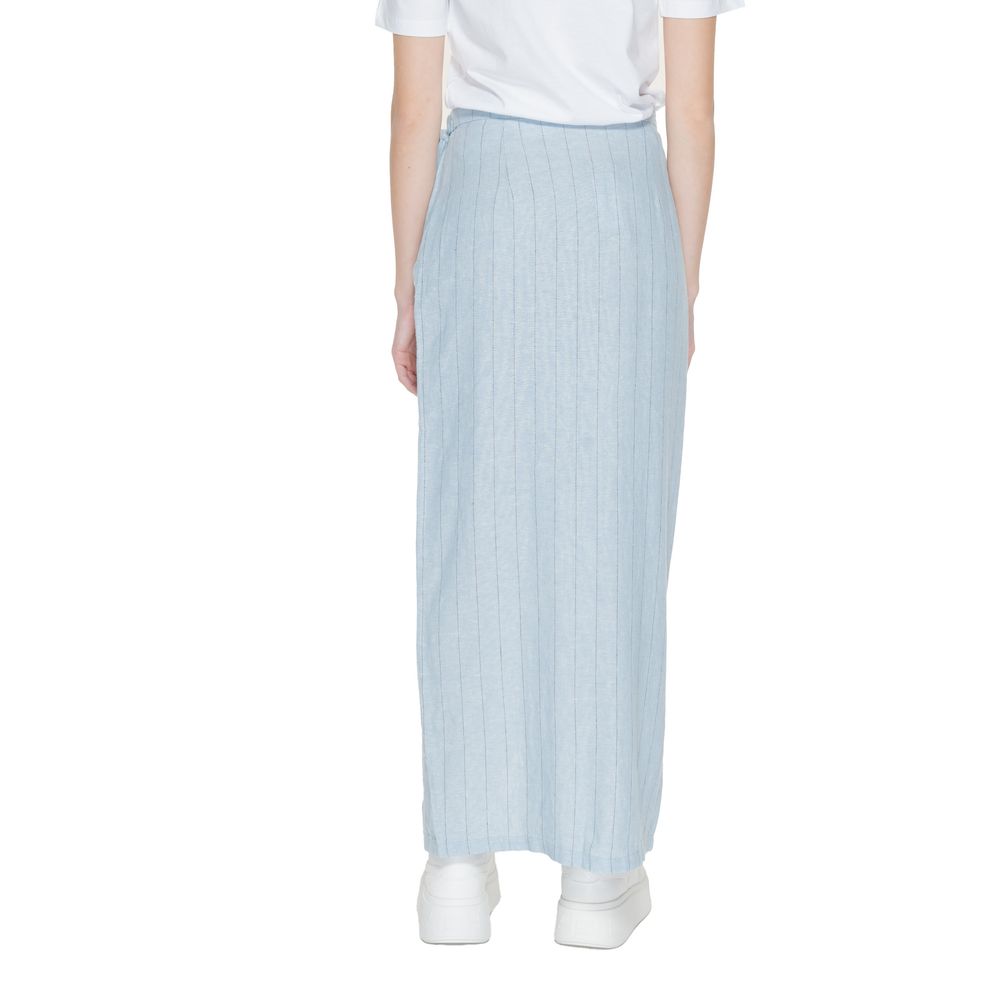 Skirt by Vero Moda for women in linen & viscose light-blue features a captivating silhouette, showcasing the captivating Women's Linen & Viscose Skirt design with a sophisticated for a captivating look.