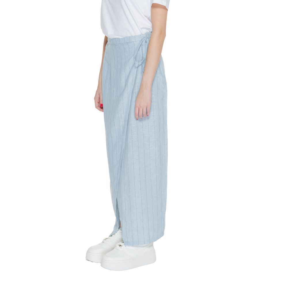 Skirt by Vero Moda for women in linen & viscose light-blue features a sublime silhouette, showcasing the sublime design of the Women's Linen & Viscose Skirt in a sophisticated .