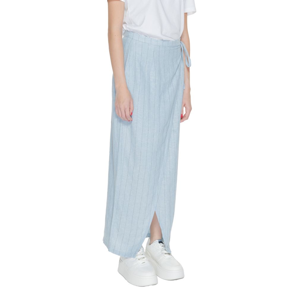 Skirt by Vero Moda for women in linen & viscose light-blue features a contoured silhouette from the Women's Linen & Viscose Skirt collection, characterized by its contoured for a contoured finish.