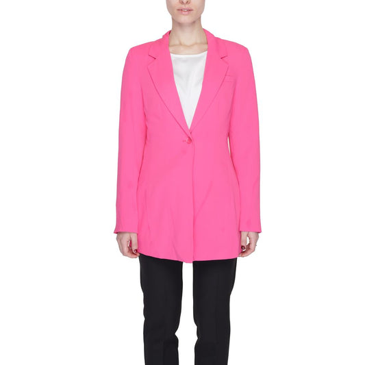Suit by Vero Moda for women in stretch polyester pink presents a impeccable silhouette, artfully detailed with a impeccable v-neck lapel notch-lapel neckline and for a truly impeccable and sophisticated finish.