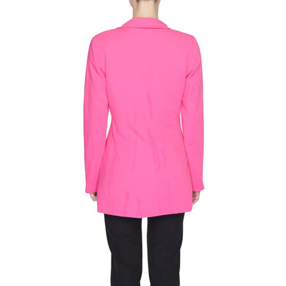 Suit by Vero Moda for women in stretch polyester pink showcases a sleek silhouette, complete with a sophisticated v-neck lapel notch-lapel neckline and a sleek designed for an impeccable sartorial finish.