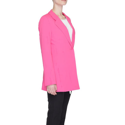 This Suit by Vero Moda for women in stretch polyester pink presents a sharp silhouette, meticulously tailored with a refined v-neck lapel notch-lapel neckline and a sharp for a sophisticated aesthetic.