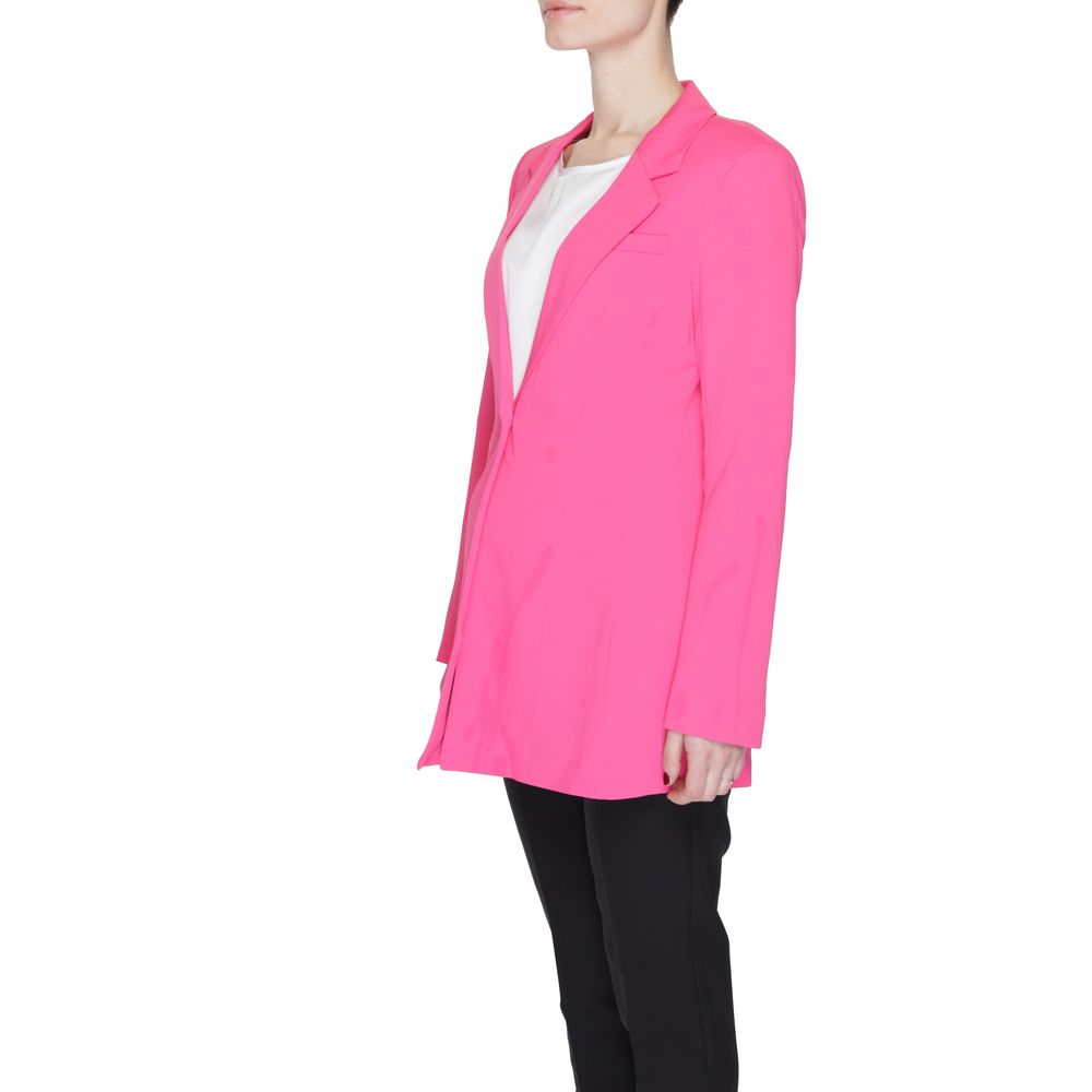 Suit by Vero Moda for women in stretch polyester pink presents a luxurious silhouette, showcasing a sophisticated v-neck lapel notch-lapel neckline and luxurious for a refined, high-fashion look.