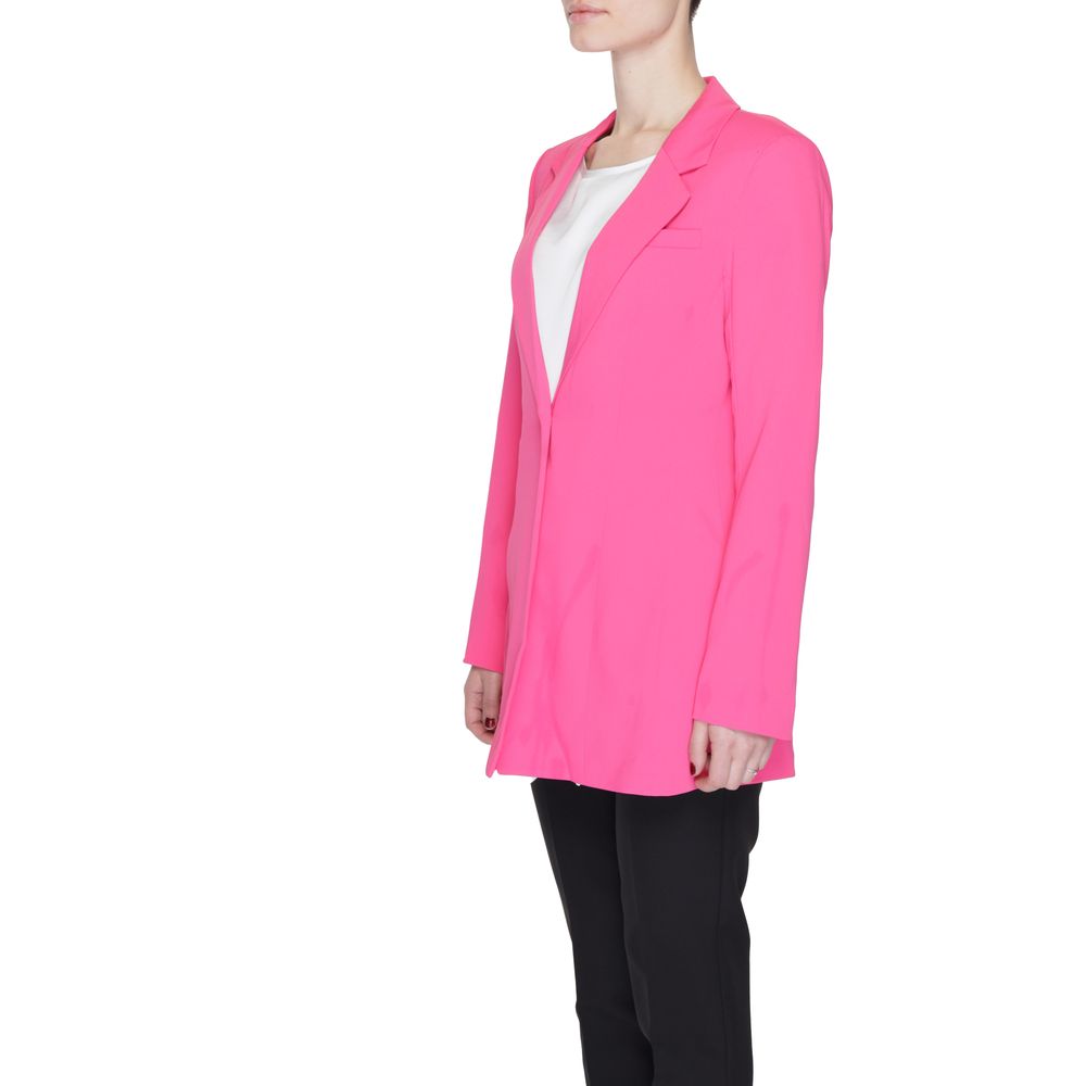 Suit by Vero Moda for women in stretch polyester pink showcases a tailored silhouette, artfully defined by its and tailored .