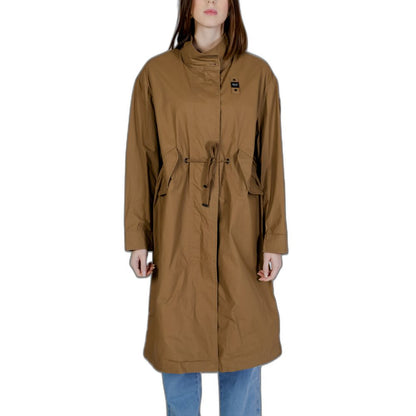 This Parka by Blauer for women in cotton green & natural presents a utilitarian silhouette, meticulously detailed with breathable-design & pockets and a utilitarian for a sophisticated, weather-ready look.