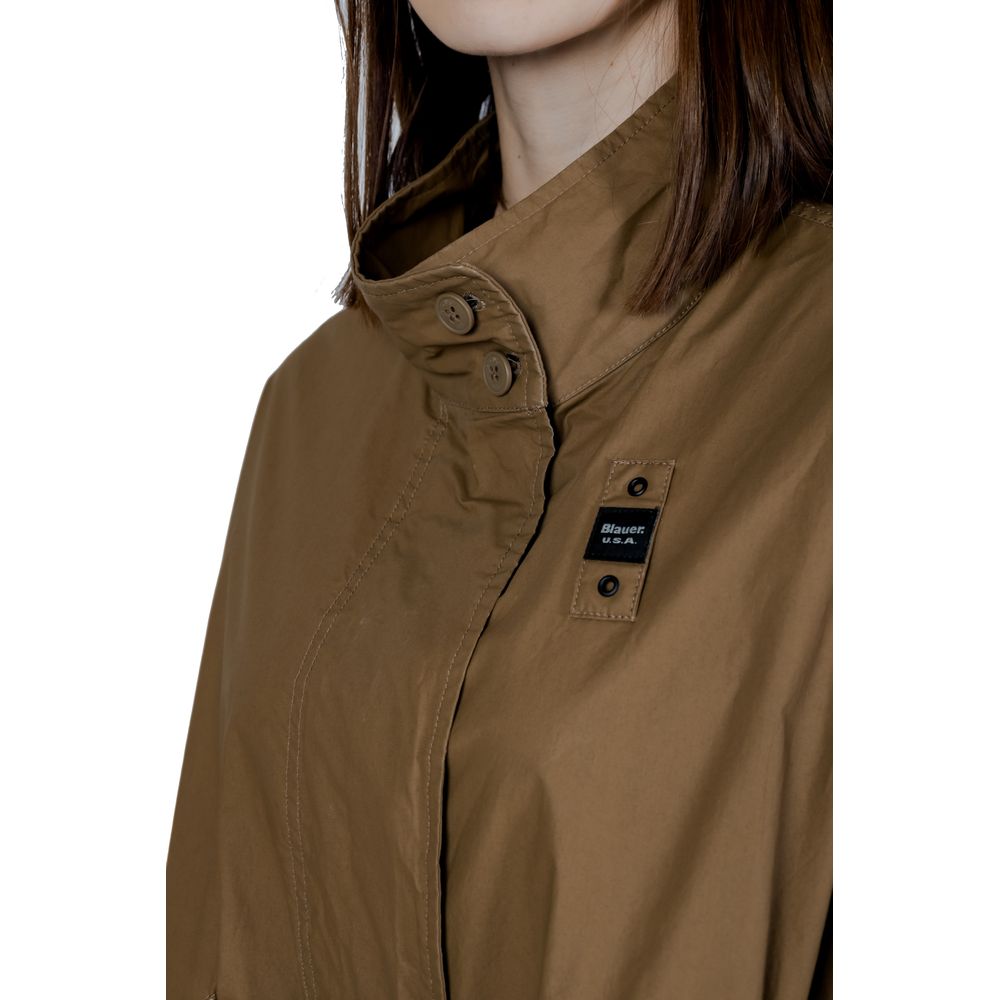This Parka by Blauer for women in cotton green & natural presents a enveloping silhouette, meticulously detailed with breathable-design & pockets and a enveloping .
