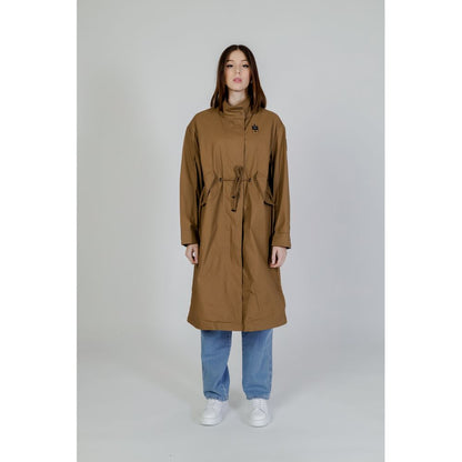 This Parka by Blauer for women in cotton green & natural presents a utilitarian silhouette, meticulously detailed with breathable-design & pockets and a utilitarian for a sophisticated, weather-ready look.