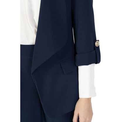 This Suit by Rinascimento for women in polyester blue presents a sharp silhouette, meticulously tailored with a refined lapel neckline and a sharp for a sophisticated aesthetic.