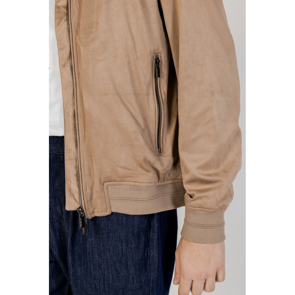 This Jacket by Hamaki-Ho for men in polyester gray showcases a magnificent silhouette, meticulously crafted with a distinctive and functional for a magnificent finish.
