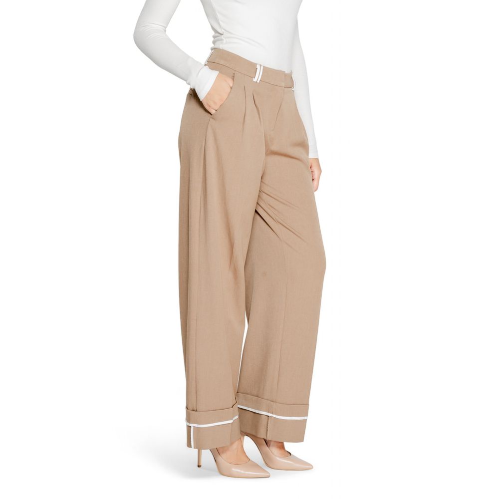 Pants by Only for women in stretch polyester & viscose brown features a utilitarian with a utilitarian long and to create a sophisticated, premium look.
