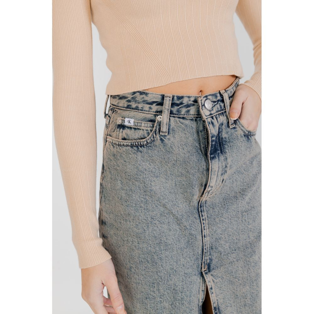 Skirt by Calvin Klein Jeans for women in cotton blue features a contoured silhouette from the Women's Cotton Skirt collection, characterized by its contoured for a contoured finish.