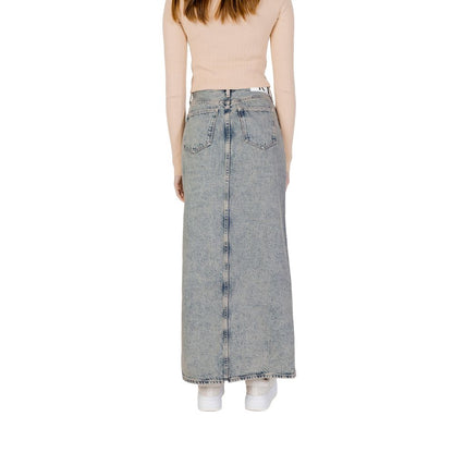 Skirt by Calvin Klein Jeans for women in cotton blue showcases a sultry silhouette, elegantly defined by its and the sophisticated sultry design of the Women's Cotton Skirt.