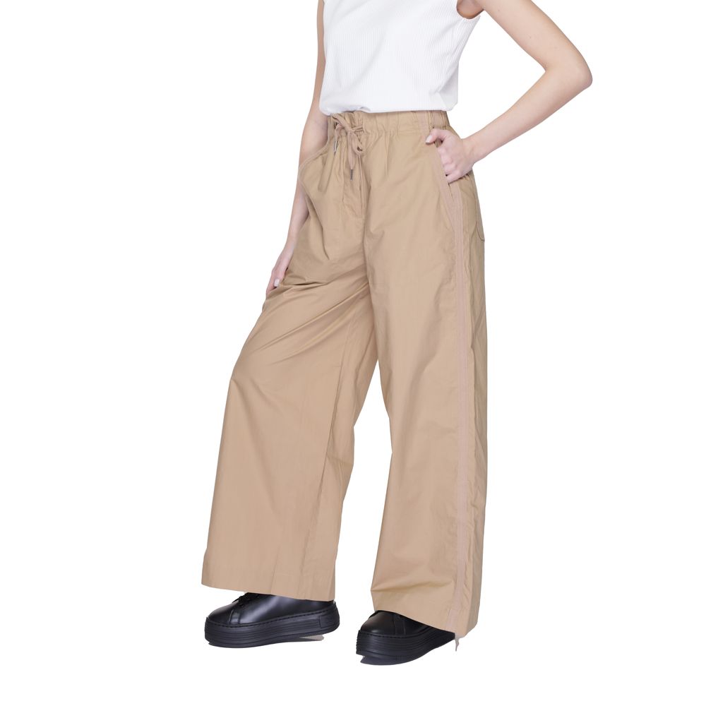 Pants by Blauer for women in cotton beige showcases a unrivaled comfort silhouette, featuring a wide cut and long with a for a unrivaled comfort and refined aesthetic.