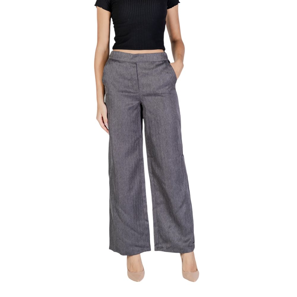 Pants by Jacqueline De Yong for women in polyester gray features a utilitarian with a utilitarian long and to create a sophisticated, premium look.