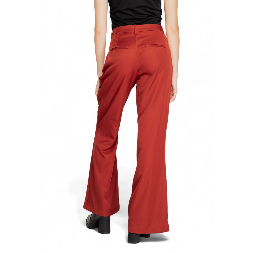 Pants by Vero Moda for women in polyester red showcases a unrivaled comfort silhouette, featuring a cut and long with a for a unrivaled comfort and refined aesthetic.