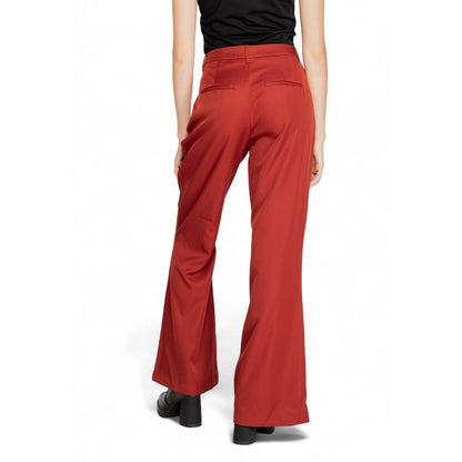 Pants by Vero Moda for women in polyester red showcases a unrivaled comfort silhouette, featuring a cut and long with a for a unrivaled comfort and refined aesthetic.