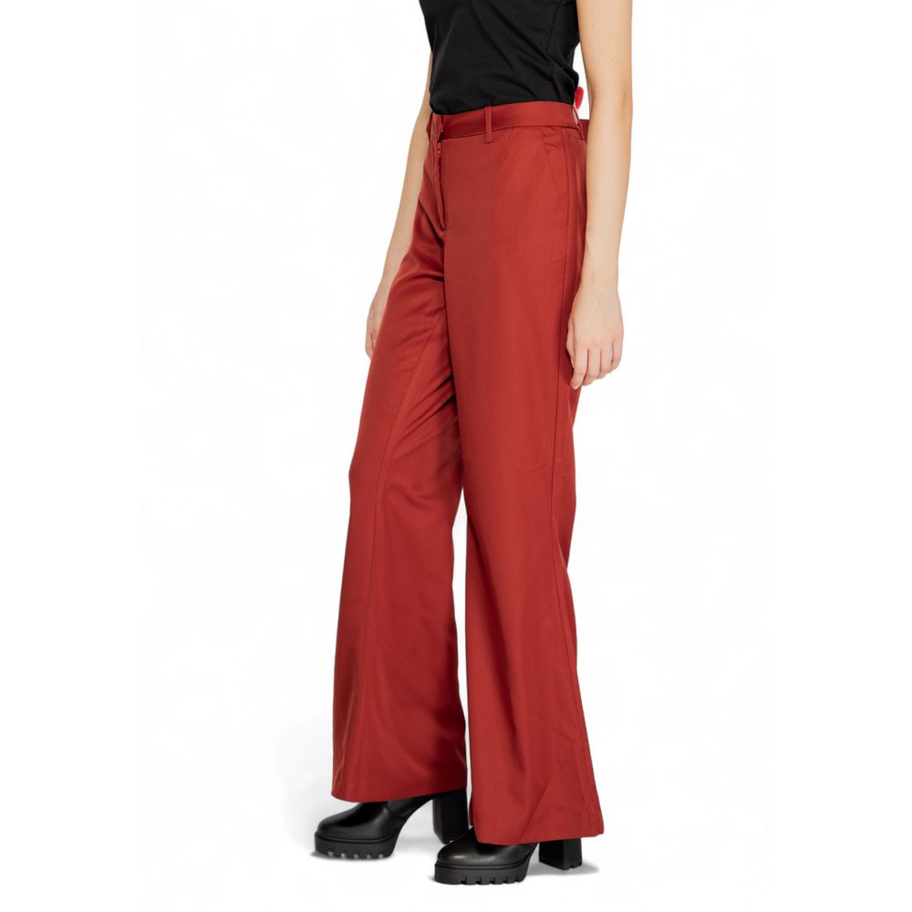 Pants by Vero Moda for women in polyester red features an understated silhouette, showcasing a sophisticated and long with a refined for an understated, polished aesthetic.