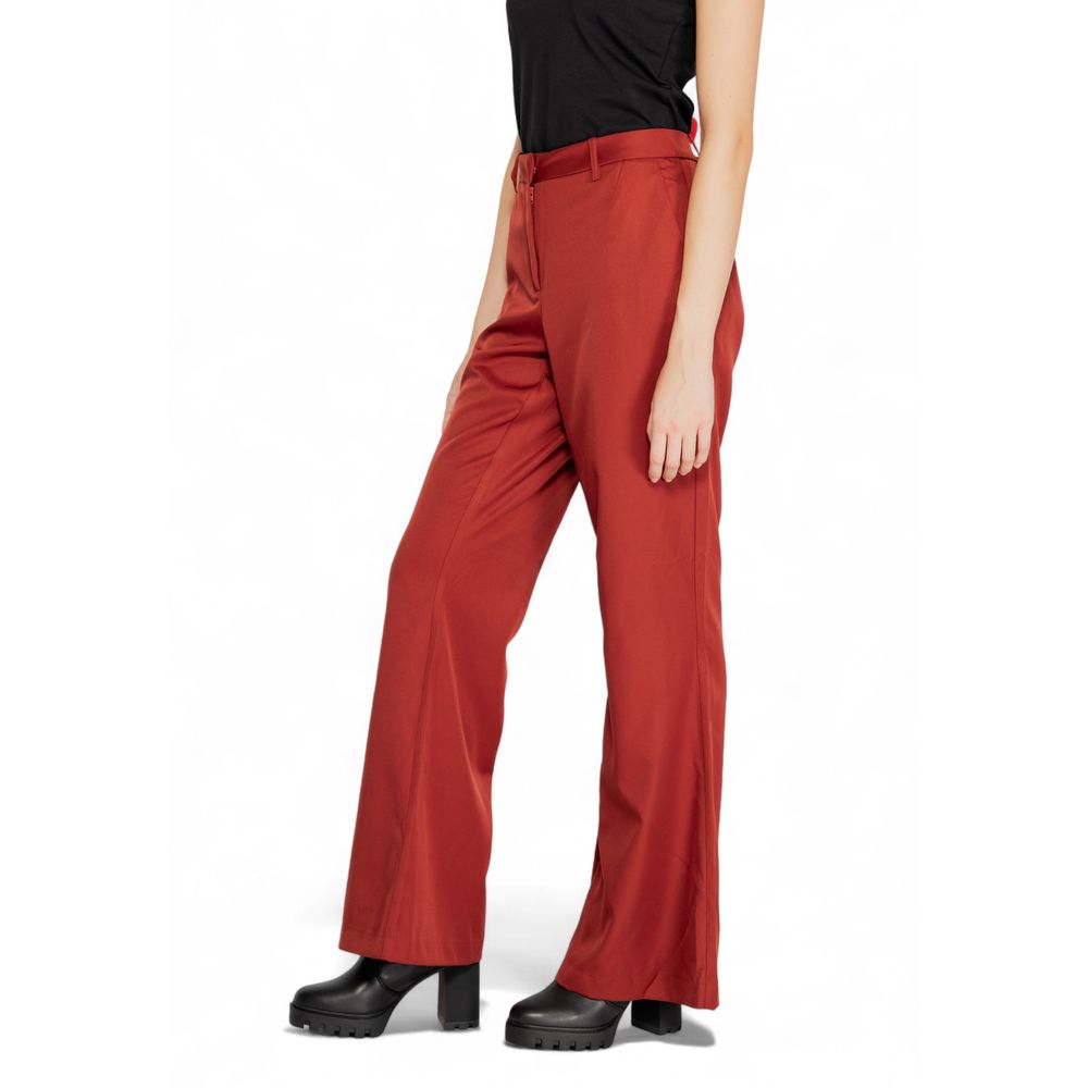 Pants by Vero Moda for women in polyester red features a utilitarian with a utilitarian long and to create a sophisticated, premium look.