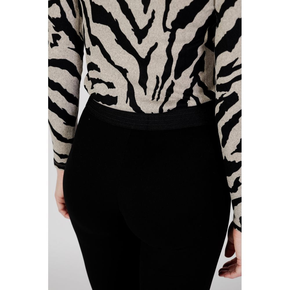 Pants by Only for women in polyamide viscose black features a utilitarian leggings with a utilitarian long and to create a sophisticated, premium look.