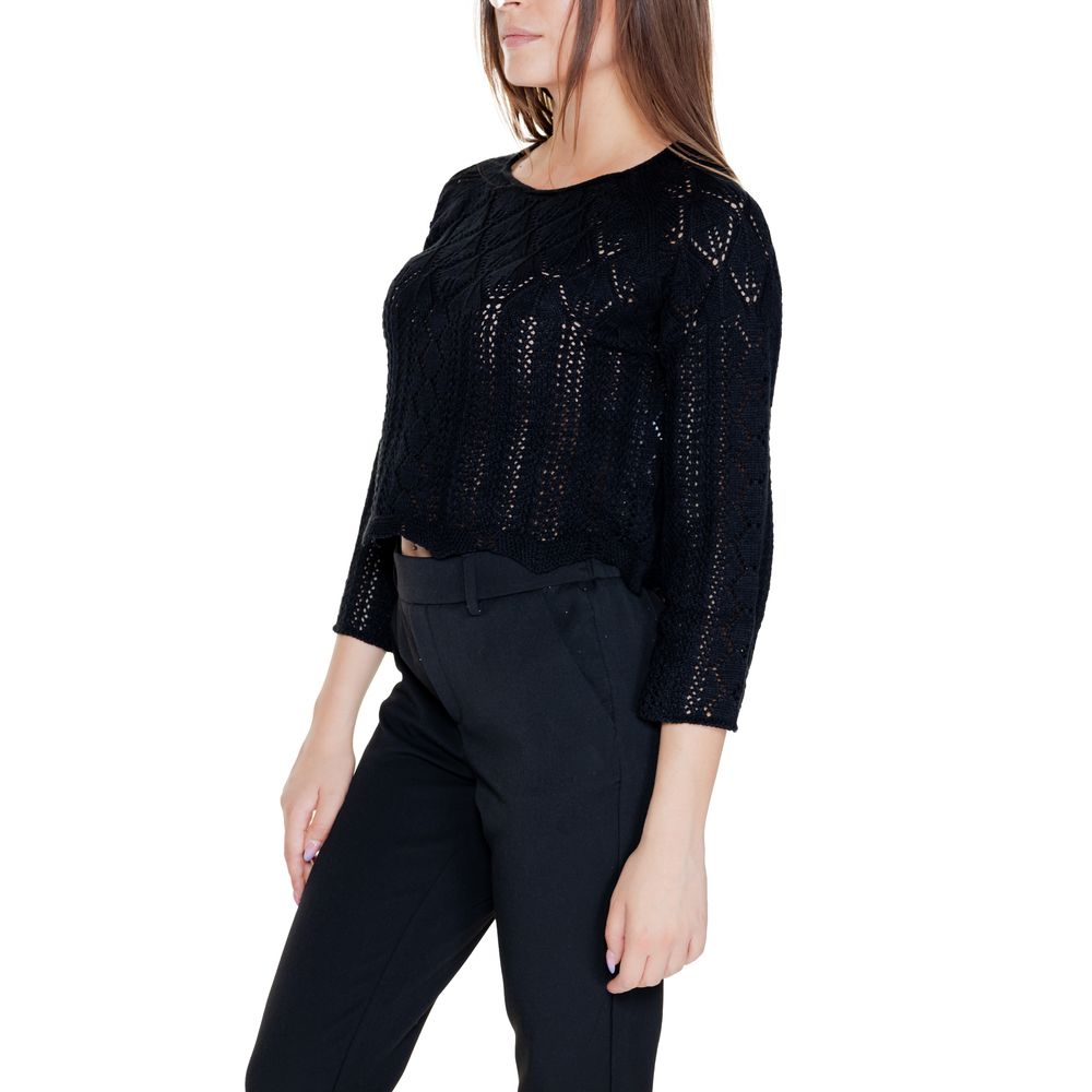 Sweatshirt by Vero Moda for women in cotton black features an exquisite silhouette, showcasing and details for a exquisite look.