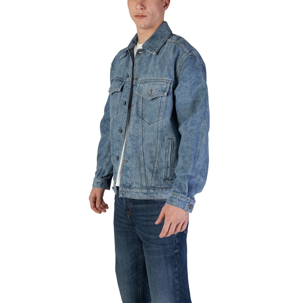 Jacket by Hugo Boss for men in cotton light-blue presents a impeccable silhouette, showcasing distinct and a impeccable for a sophisticated finish.