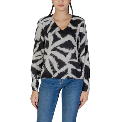 Shirt by Jacqueline De Yong for women in polyester black showcases a sleek silhouette, elegantly detailed with a sleek and for a sleek finish.