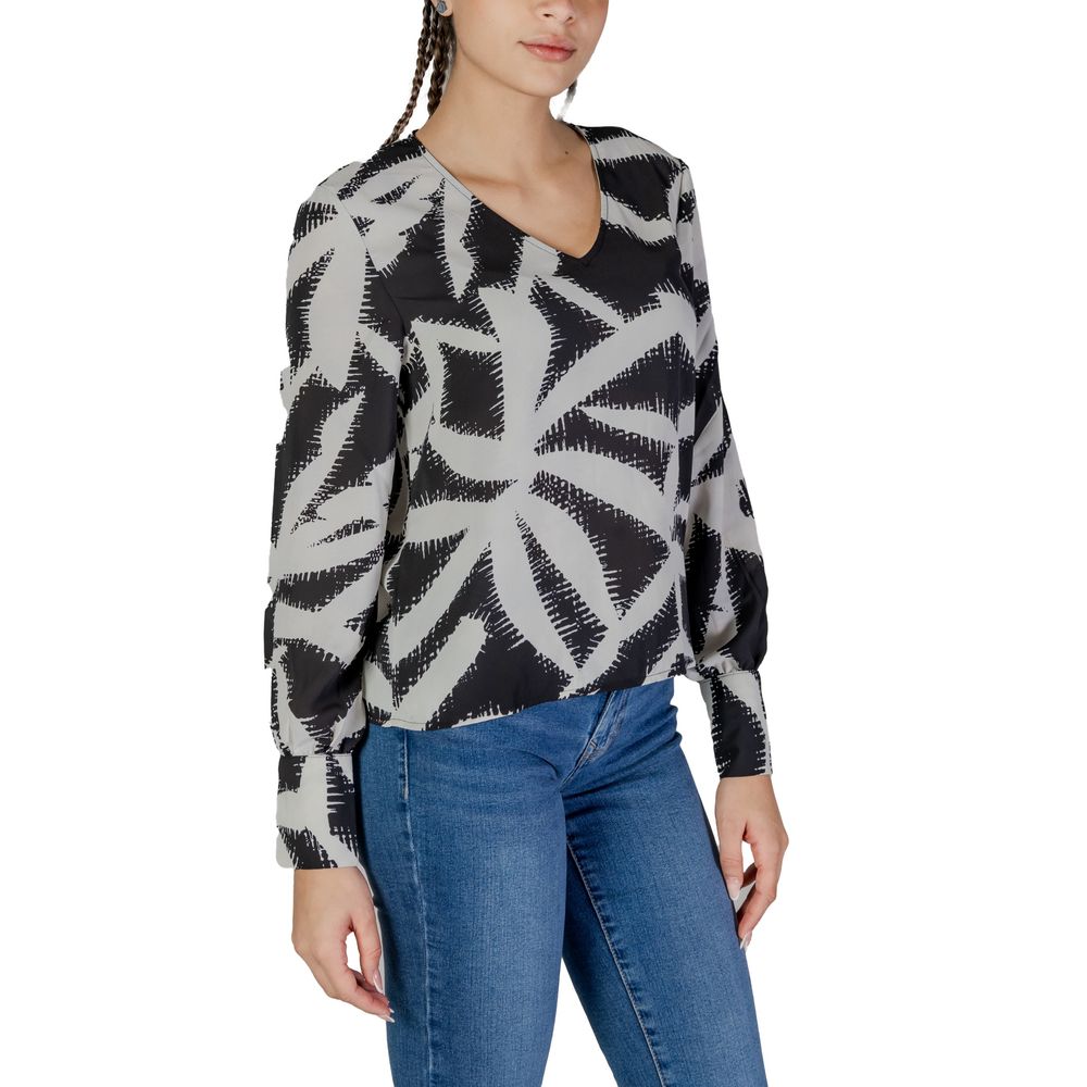 Shirt by Jacqueline De Yong for women in polyester black presents a discerning silhouette, showcasing a sophisticated and for a truly discerning finish.