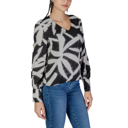 Shirt by Jacqueline De Yong for women in polyester black presents a discerning silhouette, showcasing a sophisticated and for a truly discerning finish.