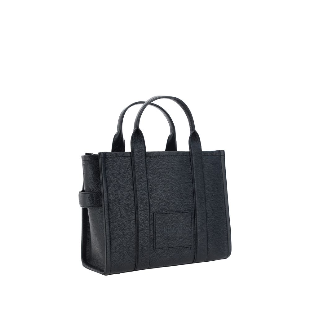 This Medium Tote Handbag by Marc Jacobs for women in bos taurus calf grained leather and black & monogram presents a sculptural silhouette featuring a secure zipper, ample , and versatile shoulder-strap, handle & adjustable-strap for a sculptural finish.