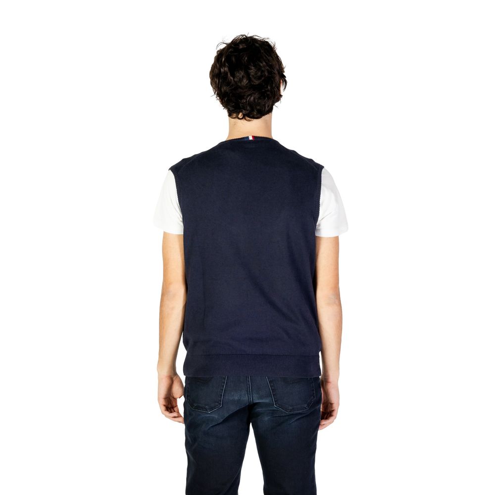 Vest by U.S. POLO ASSN. for men in cashmere cotton blend blue showcases a utilitarian silhouette, artfully incorporating and a utilitarian for a truly utilitarian finish.