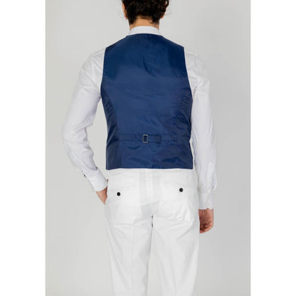 Vest by Only & Sons for men in stretch viscose polyester blue features a enviable silhouette, elegantly detailed with a enviable and functional pockets for a enviable finish.