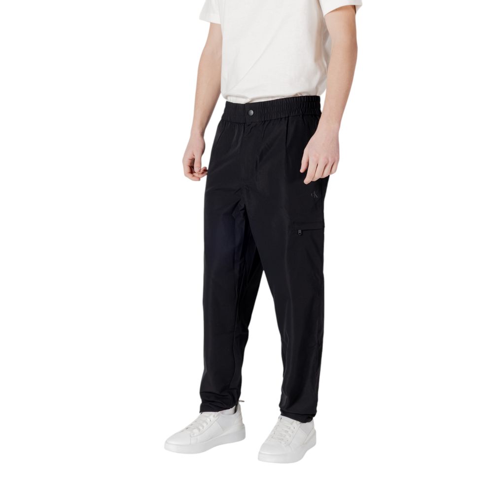 Hooded Pants by Calvin Klein Jeans for men in polyester black showcases a unrivaled comfort silhouette, featuring a relaxed-fit & regular-fit cut and long with a for a unrivaled comfort and refined aesthetic.