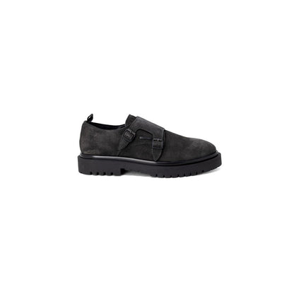 This Slip-On Winter Shoes by Antony Morato for men in leather black features an exquisite silhouette from the Men's Leather Slip-On Winter Shoes collection, defined by a sophisticated and elegant .