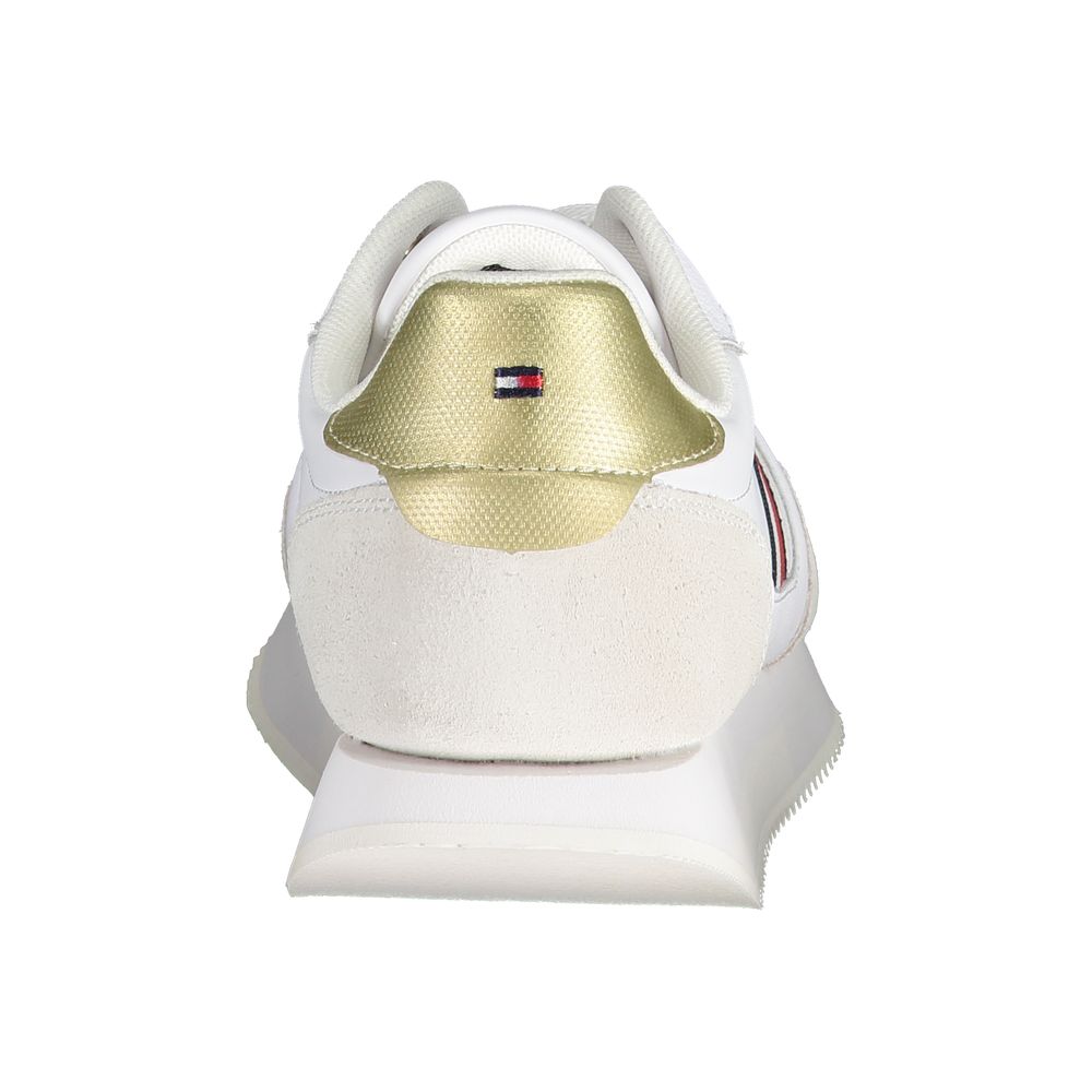 Sneakers by Tommy Hilfiger for women in polyester polyethylene leather white features an sumptuous design from the Aren Crisp Women's Fashion Polyester Polyethylene Leather Sneakers collection, highlighting a sumptuous fashion style for a premium, high-fashion look.