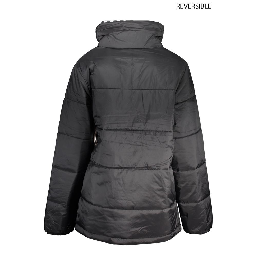 This Jacket by Vans for women in nylon black & white showcases a magnificent silhouette, meticulously crafted with a distinctive and functional water-resistant & pockets for a magnificent finish.