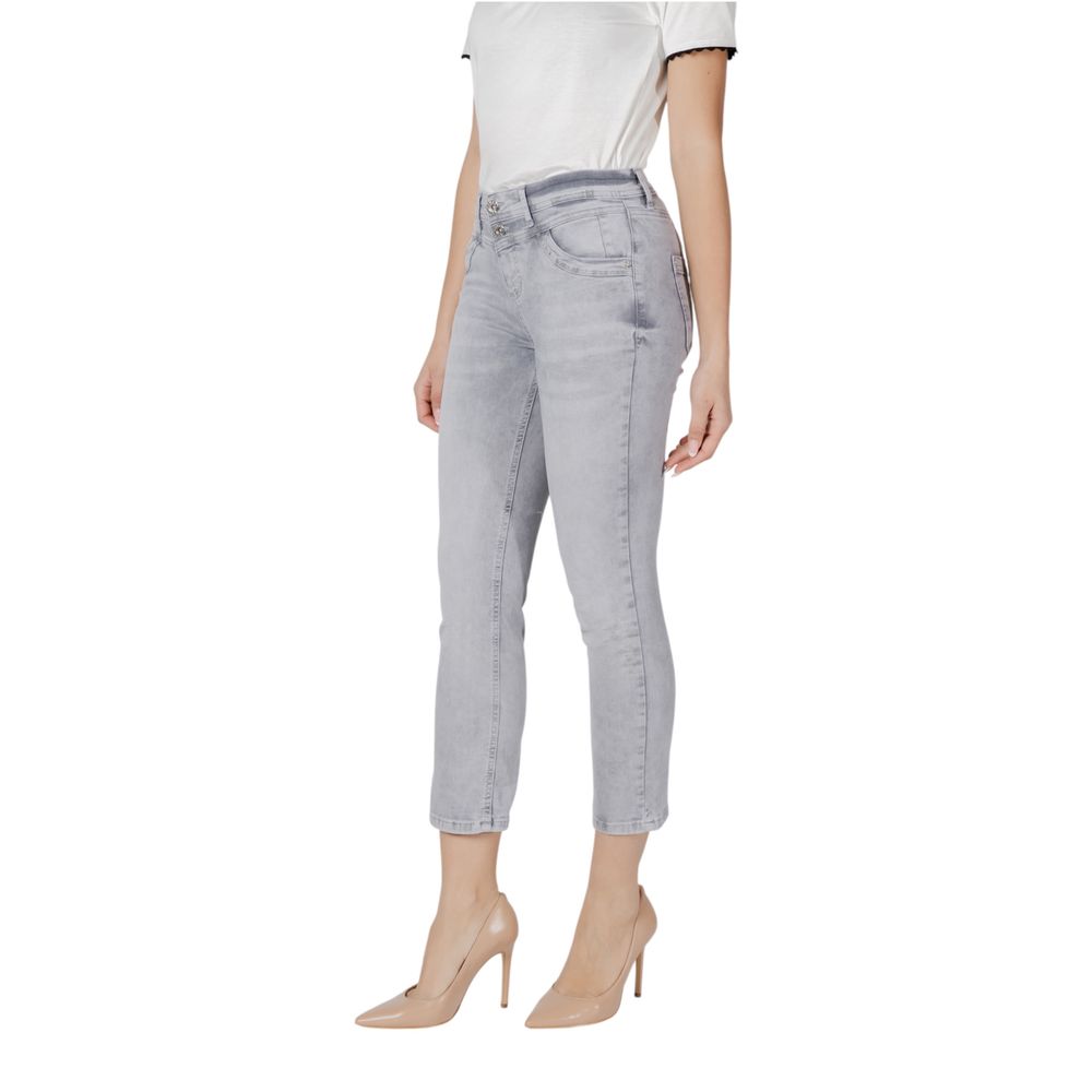 Jeans by Street One for women in stretch denim cotton gray presents a tailored silhouette, showcasing a tailored slim and long cut with a refined for a truly tailored aesthetic.
