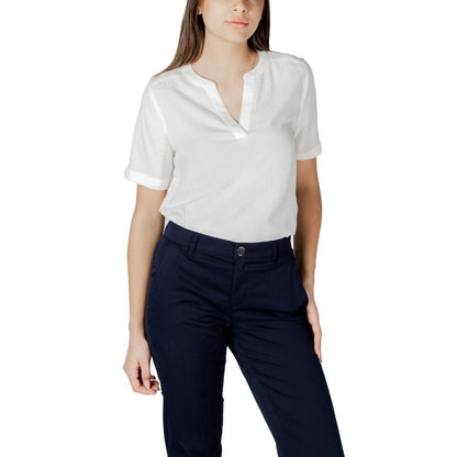 Shirt by Street One for women in viscose white presents a discerning silhouette, showcasing a sophisticated and for a truly discerning finish.