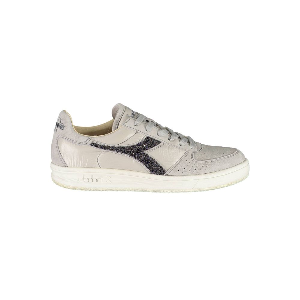 Sneakers by Diadora for women in leather & cotton gray features a sumptuous design, perfectly showcasing the sumptuous athletic style of this Women's Athletic Leather & Cotton Sneakers.