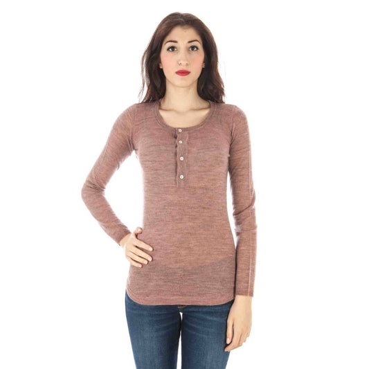 Sweater by Fred Perry for women in wool pink showcases a downtown chic silhouette, artfully finished with a downtown chic round neckline and long-sleeve for a sophisticated, high-end look.