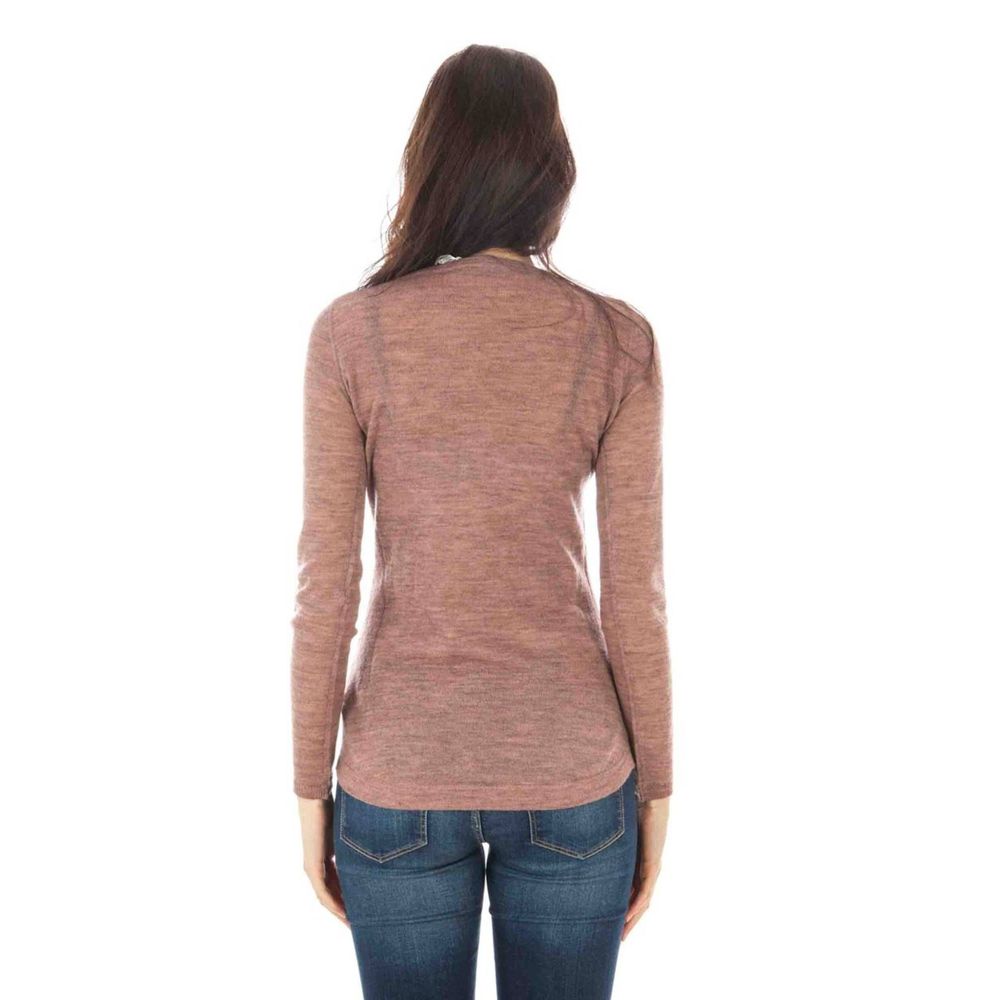 Sweater by Fred Perry for women in wool pink showcases an masterful silhouette, artfully detailed with a masterful round neckline and for a sophisticated, premium finish.