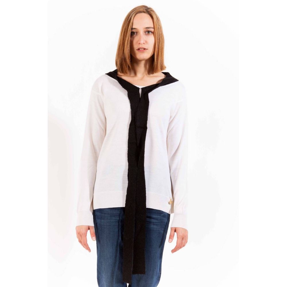 Sweater by Love Moschino for women in lana wool blend white showcases a sumptuous silhouette, artfully finished with a sumptuous and long-sleeve for a sophisticated, sumptuous look.