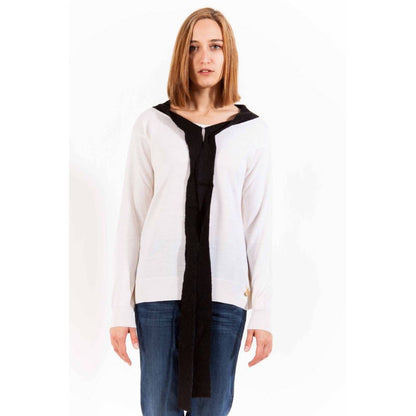 Sweater by Love Moschino for women in lana wool blend white showcases a sumptuous silhouette, artfully finished with a sumptuous and long-sleeve for a sophisticated, sumptuous look.